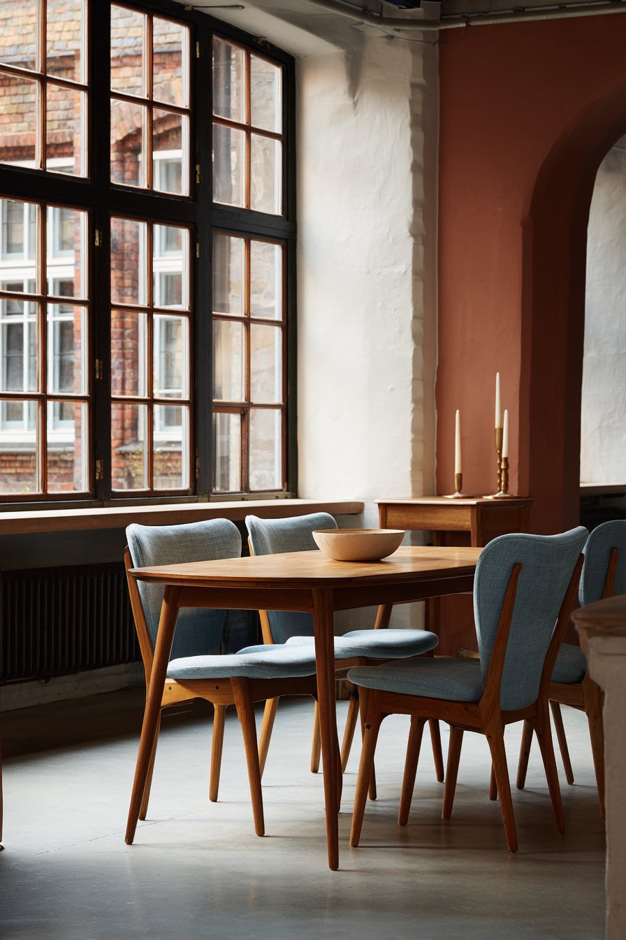 Boat-Shaped Mid-Century Influence