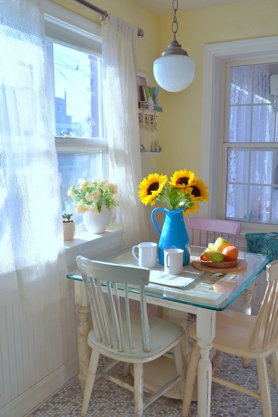 Cottage-Style Breakfast Nook