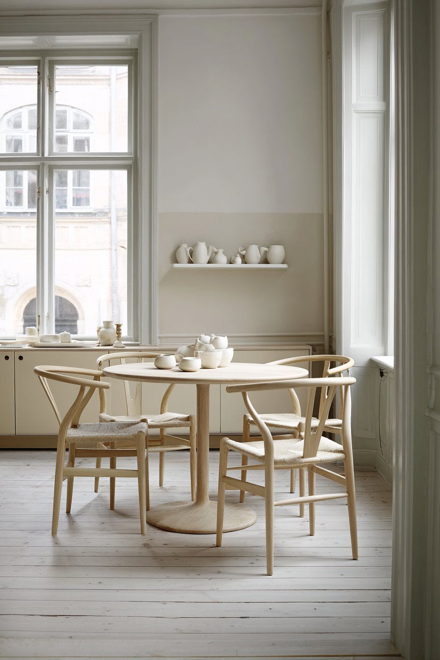 Minimalist Round Oak Sanctuary